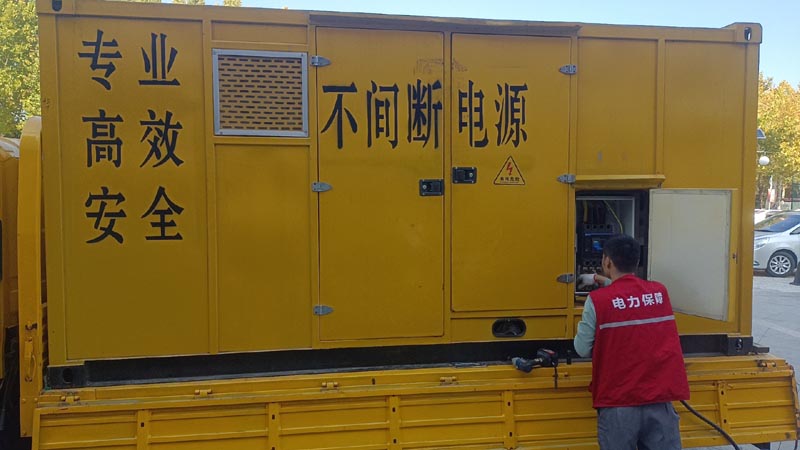 新邵柴油发电机组和UPS电源配合使用时，如何避免切换过程中的电力中断？